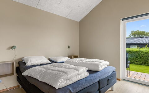 Illona - 200M from the Sea: Pavimentazione, Legna, Pavimento, Soffitto, Interior Design, Camera Da Letto, Mobilia, Camera, Letto, Telaio Del Letto