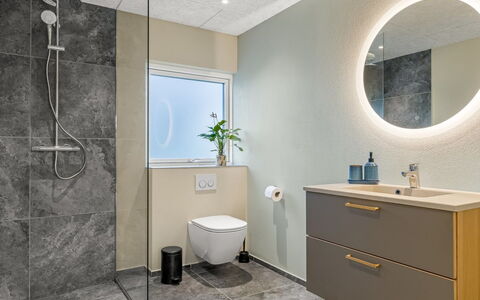 Illona - 200M from the Sea: Pavimentazione, Idraulico Fixture, Interior Design, Pavimento, Bagno, Mobiletto Del Bagno, Idraulico, Soffitto, Rubinetto, Piastrella