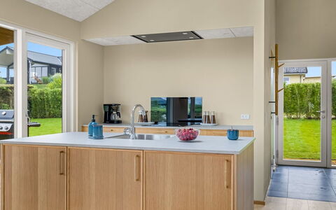 Illona - 200M from the Sea: Cucina, Mobilia, Controsoffitto, Pavimentazione, Elettrodomestico Da Cucina, Legna, Interior Design, Cabinetry, Pavimento, Elettrodomestico