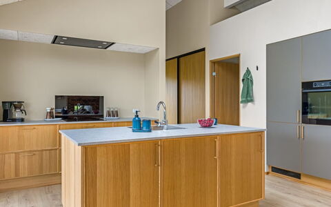 Illona - 200M from the Sea: Legna, Controsoffitto, Cucina, Pavimentazione, Interior Design, Elettrodomestico Da Cucina, Cabinetry, Mobilia, Pavimento, Apparecchio Major