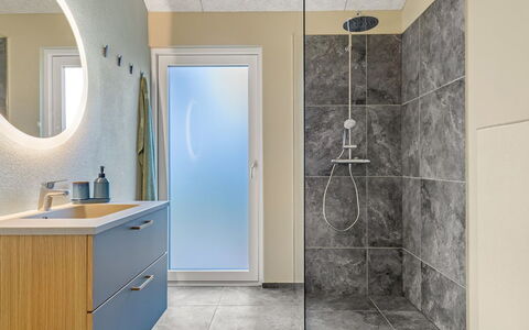 Illona - 200M from the Sea: Pavimentazione, Pavimento, Idraulico Fixture, Interior Design, Bagno, Idraulico, Piastrella, Mobiletto Del Bagno, Doccia, Materiale Composito