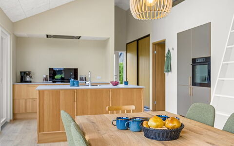 Illona - 200M from the Sea: Mobilia, Interior Design, Pavimentazione, Legna, Controsoffitto, Soffitto, Pavimento, Cucina, Cabinetry, Lampada