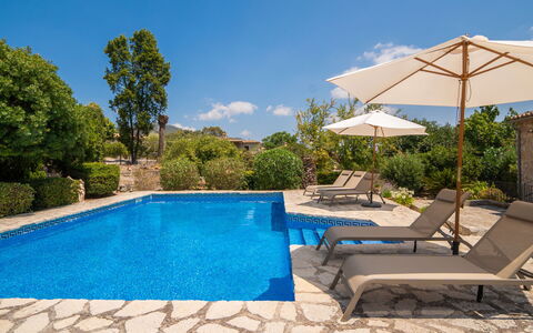 Can Toni: Blu, Piscina, Acqua, Mobili Da Esterno, Lettino, Ricorrere, Flagstone, Materiale Composito, Shade, Landscaping
