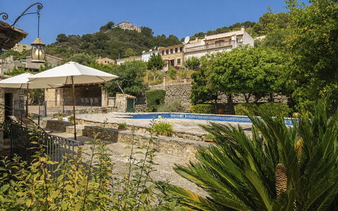 Can Toni: Albero, Paesaggio, Estate, Villaggio, Landscaping, Hacienda, Paesino Di Montagna, Villa, Eco Hotel