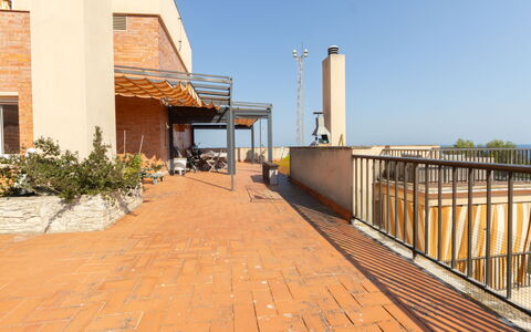 Faro Grande Salou: Materiale Composito, Brick, Muratura, Shade, Illuminazione Diurna, Piastrella, Balcone