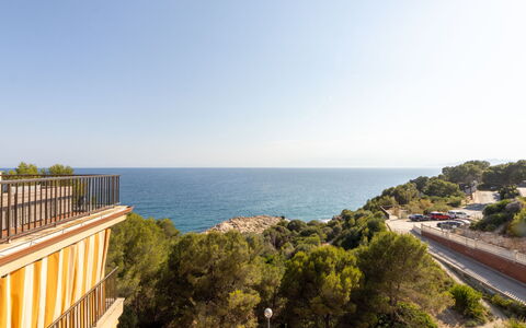 Faro Grande Salou: Blu, Giorno, Orizzonte, Appartamento, Mare, Costa, Luce Del Sole, Balcone, Oceano, Corrimano
