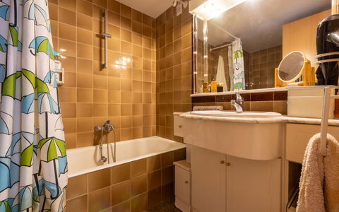 Faro Grande Salou: Bagno, Idraulico Fixture, Interior Design, Parete, Pavimentazione, Lavandino Del Bagno, Lavello, Pavimento, Rubinetto, Idraulico