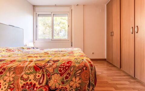 Faro Grande Salou: Letto, Interior Design, Mobilia, Camera Da Letto, Lenzuolo, Parete, Camera, Pavimento, Bedding, Pavimentazione