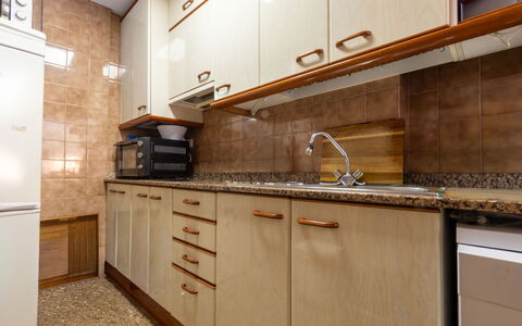 Faro Grande Salou: Cucina, Controsoffitto, Cabinetry, Elettrodomestico Da Cucina, Apparecchio Major, Legna, Pavimentazione, Lavello, Lavandino Della Cucina, Idraulico Fixture