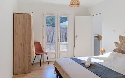 Les Cariatides 8: Mobilia, Interior Design, Letto, Camera Da Letto, Pavimento, Pavimentazione, Parete, Legna, Lenzuolo, Bedding