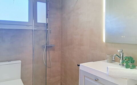 Les Cariatides 8: Bagno, Idraulico Fixture, Parete, Pavimentazione, Pavimento, Interior Design, Rubinetto, Specchio, Idraulico, Lavello
