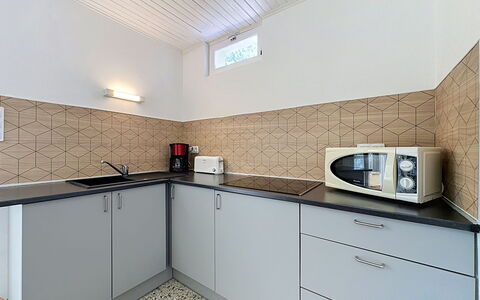 La Bergerie de Portes: Cucina, Pavimentazione, Apparecchio Major, Controsoffitto, Idraulico Fixture, Interior Design, Pavimento, Elettrodomestico Da Cucina, Rubinetto, Lavello