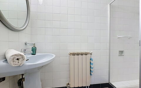 La Bergerie de Portes: Bagno, Parete, Pavimentazione, Idraulico Fixture, Interior Design, Pavimento, Lavandino Del Bagno, Piastrella, Idraulico, Rubinetto