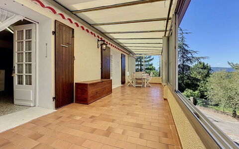 La Bergerie de Portes: Pavimento, Pavimentazione, Shade, Soffitto, Portico, Eco Hotel, Color Legno, Latifoglie, Balcone, Illuminazione Diurna