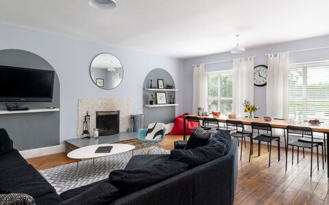 Walltree House: Mobilia, Interior Design, Pavimentazione, Pavimento, Parete, Divano, Soffitto, Legna, Camera, Soggiorno