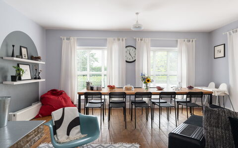 Walltree House: Mobilia, Interior Design, Pavimentazione, Sedia, Pavimento, Tavolo, Legna, Sala Da Pranzo, Cucina & Sala Da Pranzo Tavolo, Soffitto