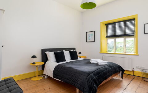Walltree House: Mobilia, Letto, Interior Design, Camera Da Letto, Pavimentazione, Pavimento, Bedding, Legna, Lenzuolo, Giallo