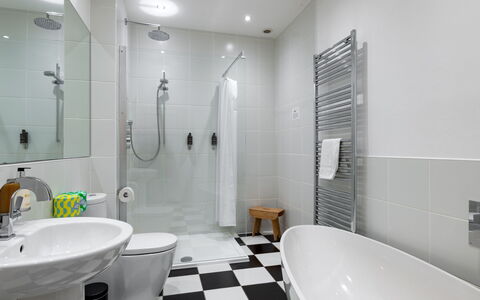 Walltree House: Bagno, Idraulico Fixture, Pavimentazione, Toilet Seat, Gabinetto, Pavimento, Interior Design, Lavello, Rubinetto, Idraulico