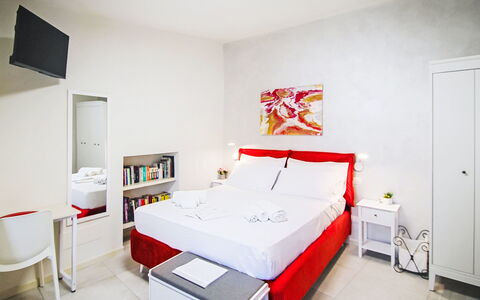 Colazza 100: Interior Design, Pavimento, Appartamento, Letto, Camera Da Letto, Camera, Bedding, Telaio Del Letto, Lenzuolo, Cuscino