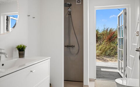 Selvi - 500M from the Sea: Parete, Idraulico Fixture, Pavimentazione, Pavimento, Bagno, Interior Design, Idraulico, Soffitto, Rubinetto, Lavello