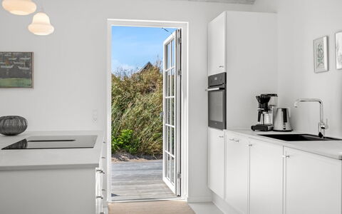 Selvi - 500M from the Sea: Cucina, Pavimentazione, Controsoffitto, Elettrodomestico Da Cucina, Interior Design, Legna, Pavimento, Cabinetry, Apparecchio Major, Soffitto