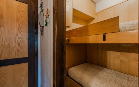 Presanella: Parete, Legna, Pavimento, Pavimentazione, Marrone, Color Legno, Camera Da Letto, Camera, Letto, Letto A Castello