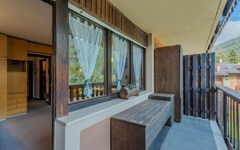 Presanella: Legna, Soffitto, Interior Design, Color Legno, Latifoglie, Shade, Balcone, Illuminazione Diurna, Soggiorno, Attico