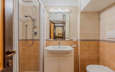 Presanella: Bagno, Lavandino Del Bagno, Idraulico Fixture, Lavello, Interior Design, Pavimentazione, Gabinetto, Pavimento, Rubinetto, Specchio