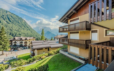 Presanella: Casa, Casa, Zona Residenziale, Insediamento Umano, Catena Montuosa, Appartamento, Balcone, Hill Station, Valle, Villaggio