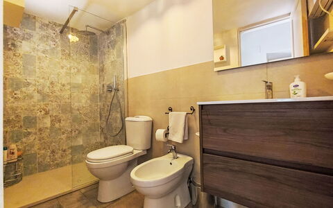Il Giardino di Lara: Toilet Seat, Bagno, Gabinetto, Lavandino Del Bagno, Pavimentazione, Idraulico Fixture, Lavello, Pavimento, Interior Design, Rubinetto