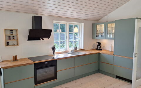 Ethil - 600M from the Sea: Pavimentazione, Legna, Pavimento, Pavimento In Legno, Interior Design, Cabinetry, Color Legno, Pavimento Laminato, Cucina, Latifoglie