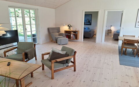 Ethil - 600M from the Sea: Mobilia, Pavimentazione, Pavimento, Legna, Pavimento In Legno, Sedia, Interior Design, Casa, Tavolo, Soggiorno