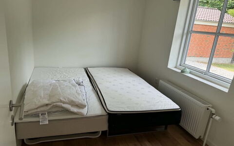 Eeske - 4Km from the Sea: Mobilia, Camera Da Letto, Letto, Pavimento, Pavimentazione, Tessile, Interior Design, Biancheria, Bedding, Lenzuolo