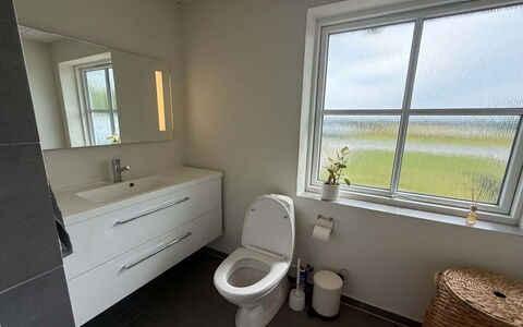 Eeske - 4Km from the Sea: Idraulico Fixture, Idraulico, Pavimento, Bagno, Toilet Seat, Gabinetto, Rubinetto, Lavello, Bidet, Piastrella