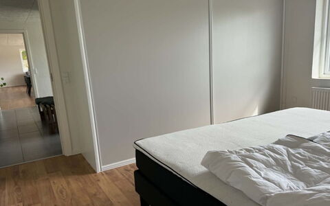 Eeske - 4Km from the Sea: Legna, Pavimentazione, Pavimento, Interior Design, Camera Da Letto, Pavimento In Legno, Telaio Del Letto, Letto, Latifoglie, Color Legno
