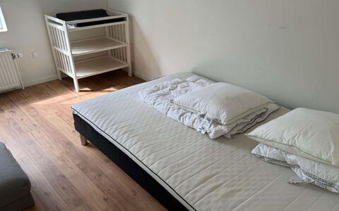 Eeske - 4Km from the Sea: Mobilia, Letto, Camera Da Letto, Pavimento, Pavimentazione, Legna, Bedding, Lenzuolo, Interior Design, Biancheria