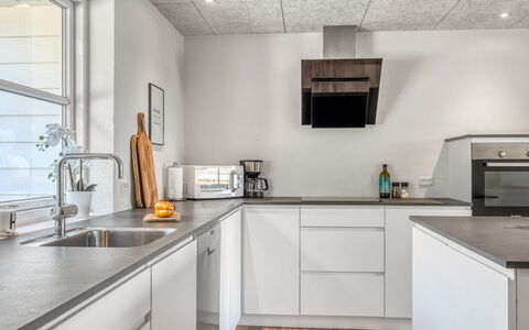 Eeske - 4Km from the Sea: Cucina, Pavimentazione, Elettrodomestico Da Cucina, Controsoffitto, Apparecchio Major, Legna, Interior Design, Soffitto, Elettrodomestico, Pavimento