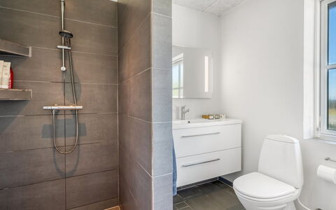 Eeske - 4Km from the Sea: Pavimentazione, Idraulico Fixture, Bagno, Pavimento, Interior Design, Gabinetto, Toilet Seat, Idraulico, Lavello, Piastrella