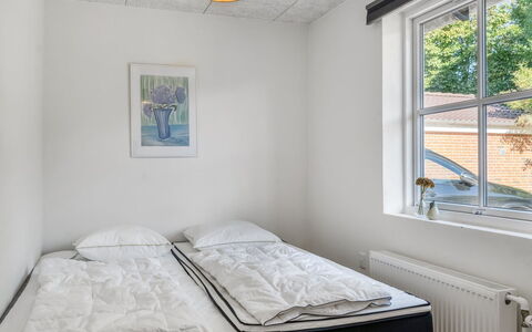 Eeske - 4Km from the Sea: Parete, Camera Da Letto, Letto, Soffitto, Pavimento, Interior Design, Pavimentazione, Lenzuolo, Bedding, Telaio Del Letto
