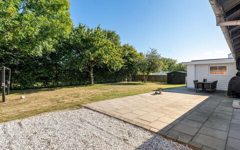 Eeske - 4Km from the Sea: Lotto, Casa, Giardino, Shade, Driveway, Landscaping, Estate, Prato, Passerella, Backyard