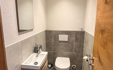 Apartment Bergkristall: Pavimentazione, Pavimento, Idraulico Fixture, Gabinetto, Toilet Seat, Bagno, Interior Design, Idraulico, Piastrella