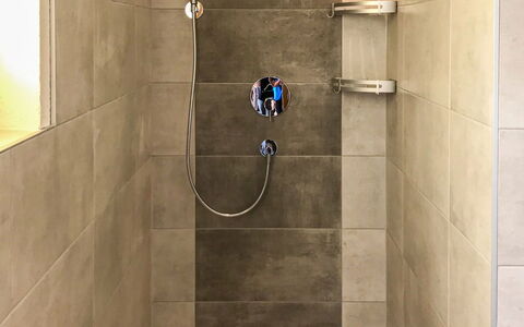 Apartment Bergkristall: Bagno, Idraulico Fixture, Parete, Pavimentazione, Pavimento, Soffione Doccia, Doccia, Interior Design, Idraulico, Piastrella