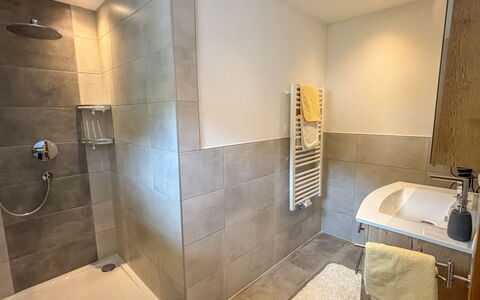 Apartment Bergkristall: Pavimentazione, Pavimento, Interior Design, Idraulico Fixture, Bagno, Idraulico, Camera, Piastrella, Gabinetto, Rubinetto