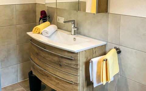 Apartment Bergkristall: Pavimentazione, Pavimento, Idraulico Fixture, Mobiletto Del Bagno, Bagno, Idraulico, Lavello, Lavandino Del Bagno, Rubinetto, Latifoglie