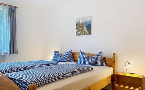 Bergzeit: Mobilia, Legna, Camera Da Letto, Interior Design, Letto, Casa, Telaio Del Letto, Pavimento, Bedding, Lenzuolo