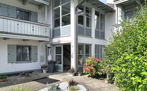Bergzeit: Zona Residenziale, Arbusto, Casa, Porta, Balcone, Appartamento, Estate, Finestra A Ghigliottina, Cortile, Le Scale