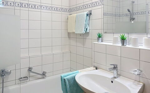 Bergzeit: Bagno, Lavandino Del Bagno, Idraulico Fixture, Lavello, Interior Design, Rubinetto, Pavimentazione, Idraulico, Pavimento, Piastrella
