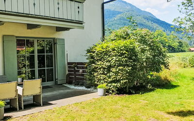Oberaudorf 300: Verde, Arbusto, Casa, Casa, Giardino, Shade, Villetta, Cortile, Prato, Landscaping