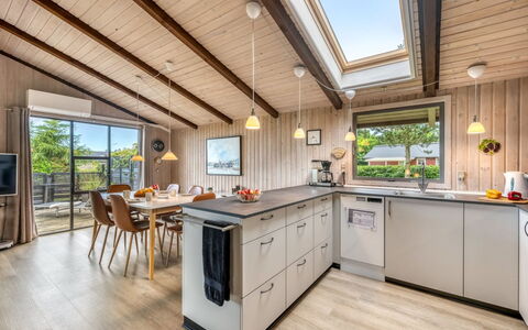 Clea - 250M to the Fjord: Legna, Cucina, Pavimentazione, Pavimento In Legno, Casa, Cucina & Sala Da Pranzo Tavolo, Latifoglie, Color Legno, Controsoffitto, Soffitto