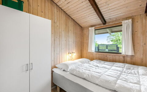 Clea - 250M to the Fjord: Legna, Camera Da Letto, Letto, Casa, Telaio Del Letto, Soffitto, Bedding, Lenzuolo, Latifoglie, Plank